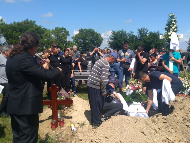 У белом ковчегу, са плишаним медом, Филипово (2) тело положено у земљу: Јецаји родитеља проламали небо, цело село испратило дечака кога је усмртио “квад” (ФОТО)